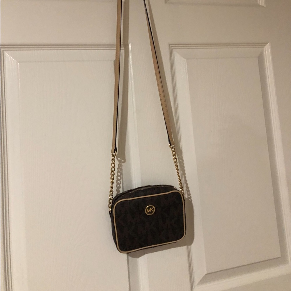 MK cross body purse -small. Like new condition.